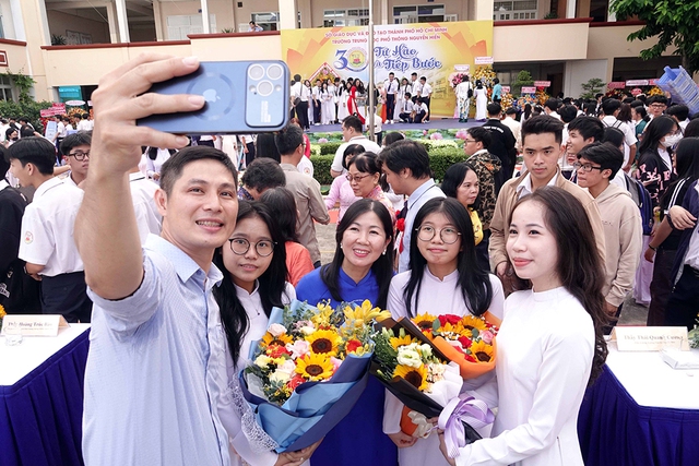 Để nhà giáo thực sự hạnh phúc với nghề - Ảnh 1. Để nhà giáo thực sự hạnh phúc với nghề - Ảnh 1.