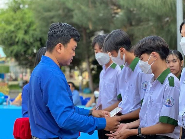 Chuyện tử tế: Thầy giáo trích lương giúp học sinh nghèo - Ảnh 1. Chuyện tử tế: Thầy giáo trích lương giúp học sinh nghèo - Ảnh 1.