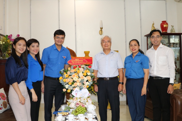 Bí thư thứ nhất T.Ư Đoàn thăm, chúc mừng PGS-TS Phan Thanh Bình nhân dịp 20.11 - Ảnh 2. Bí thư thứ nhất T.Ư Đoàn thăm, chúc mừng PGS-TS Phan Thanh Bình nhân dịp 20.11 - Ảnh 2.