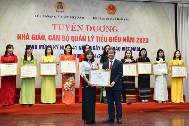 Bộ trưởng GD-ĐT nhắn nhủ điều nhà giáo cần làm để 'giữ sự tôn nghiêm' của nghề - Ảnh 3. Bộ trưởng GD-ĐT nhắn nhủ điều nhà giáo cần làm để 'giữ sự tôn nghiêm' của nghề - Ảnh 3.