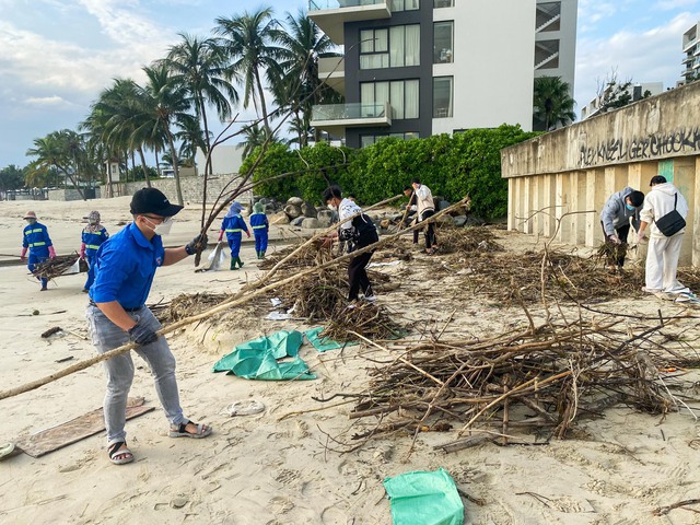 Đà Nẵng: Người trẻ bỏ hẹn cà phê cuối tuần, xuống bãi biển 'vật lộn' với rác - Ảnh 2.