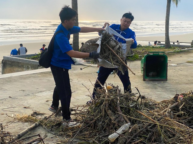 Đà Nẵng: Người trẻ bỏ hẹn cà phê cuối tuần, xuống bãi biển 'vật lộn' với rác - Ảnh 4.