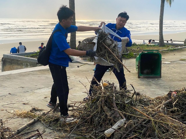 Đà Nẵng: Người trẻ bỏ hẹn cà phê cuối tuần, xuống bãi biển 'vật lộn' với rác - Ảnh 4. Đà Nẵng: Người trẻ bỏ hẹn cà phê cuối tuần, xuống bãi biển 'vật lộn' với rác - Ảnh 4.