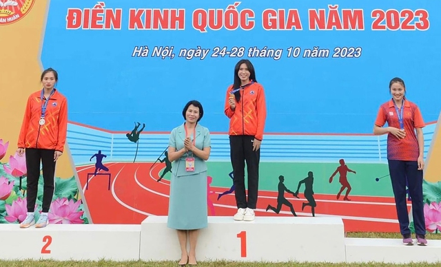 Hoài Yên với huy chương vàng Nhảy sào nữtại giải Vô địch điền kinh Quốc gia năm 2023