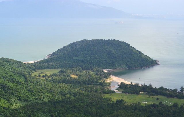 Từ đèo Hải Vân có thể thấy mũi Isabelle II - nơi vẫn còn  mặt bằng của pháo đài Định Hảiảnh: HOÀNG SƠN