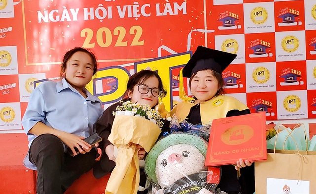 Ước mơ giúp mình, giúp đời của 5 cô gái xương thủy tinh - Ảnh 1. Ước mơ giúp mình, giúp đời của 5 cô gái xương thủy tinh - Ảnh 1.