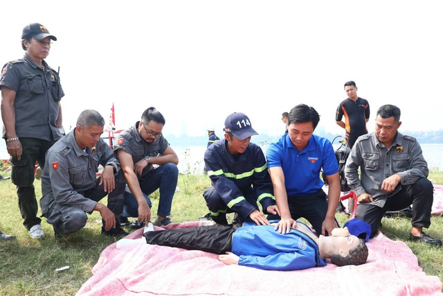 150 tình nguyện viên được tập huấn kỹ năng cứu hộ, cứu nạn tại sông Hồng - Ảnh 1.