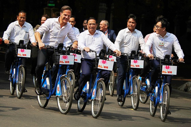 Thủ tướng Phạm Minh Chính và Thủ tướng Hà Lan đạp xe dạo phố Hà Nội - Ảnh 2.