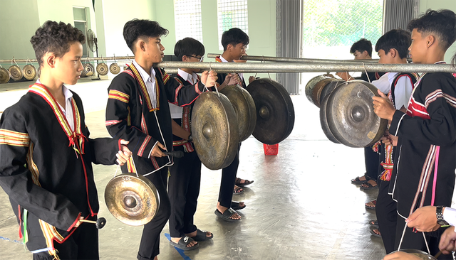 Những tiết học thú vị: Biểu diễn nhạc hiện đại bằng cồng chiêng - Ảnh 1. Những tiết học thú vị: Biểu diễn nhạc hiện đại bằng cồng chiêng - Ảnh 1.