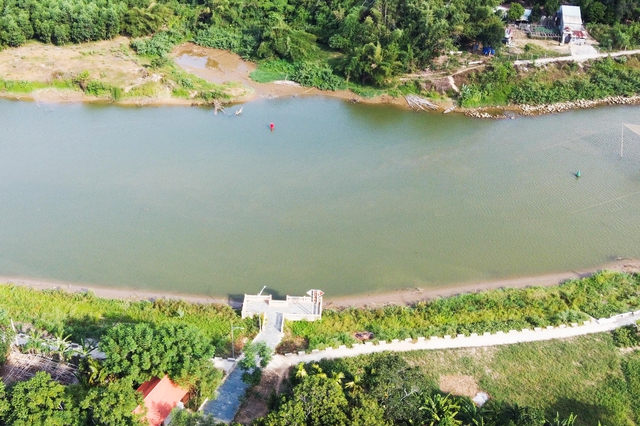 Một cầu tàu đầu tư tiền tỉ  ở sông Túy Loan để phục vụ  du lịch đường thủy nội địa  bị bỏ hoang nhiều năm Ảnh: HUY ĐẠT