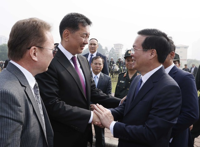 Chủ tịch nước và Tổng thống Mông Cổ thăm Bộ Tư lệnh Cảnh sát cơ động - Ảnh 1.