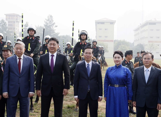 Chủ tịch nước và Tổng thống Mông Cổ thăm Bộ Tư lệnh Cảnh sát cơ động - Ảnh 2.