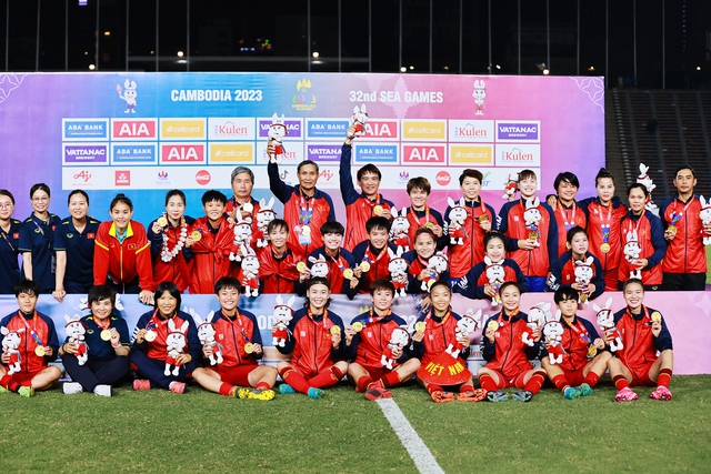 HLV Mai Đức Chung cùng đội tuyển nữ VN đoạt HCV SEA Games 32 tại Campuchia,  ngày 15.5.2023. Đội tuyển nữ VN đã đi vào lịch sử của SEA Games khi lần thứ 4 liên tiếp  và thứ 8 giành HCVảnh: Ngọc Dương