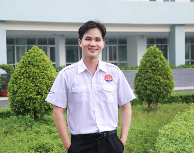 Chàng thủ khoa kép từng muốn bảo lưu kết quả học tập để làm công nhân - Ảnh 1. Chàng thủ khoa kép từng muốn bảo lưu kết quả học tập để làm công nhân - Ảnh 1.