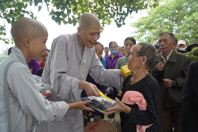 Ni sư Thích Nữ Tâm Nguyệt tặng quà cho học sinh Trường tiểu học xã Hương Thủy (H.Hương Khê, Hà Tĩnh)ẢNH: NGUYỄN PHÚC Ni sư Thích Nữ Tâm Nguyệt tặng quà cho học sinh Trường tiểu học xã Hương Thủy (H.Hương Khê, Hà Tĩnh)ẢNH: NGUYỄN PHÚC