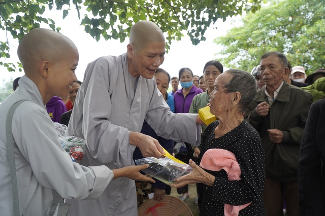 Ni sư Thích Nữ Tâm Nguyệt tặng quà cho học sinh Trường tiểu học xã Hương Thủy (H.Hương Khê, Hà Tĩnh)ẢNH: NGUYỄN PHÚC