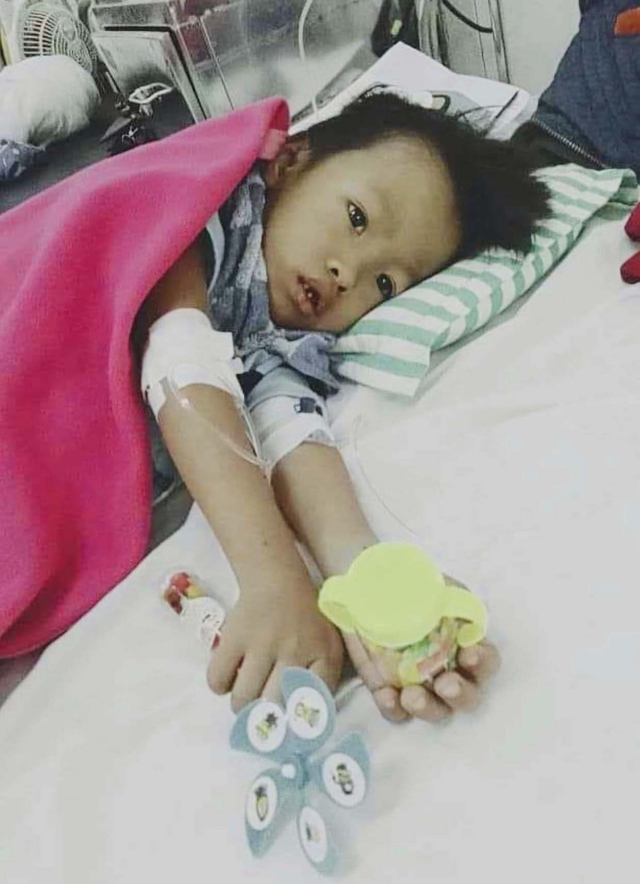 Cháu Nguyễn Đức Minh Hiếu đang chữa trị tại Bệnh viện Trung ương Huế ẢNH: NGUYỄN ĐỨC TUẤN ANH