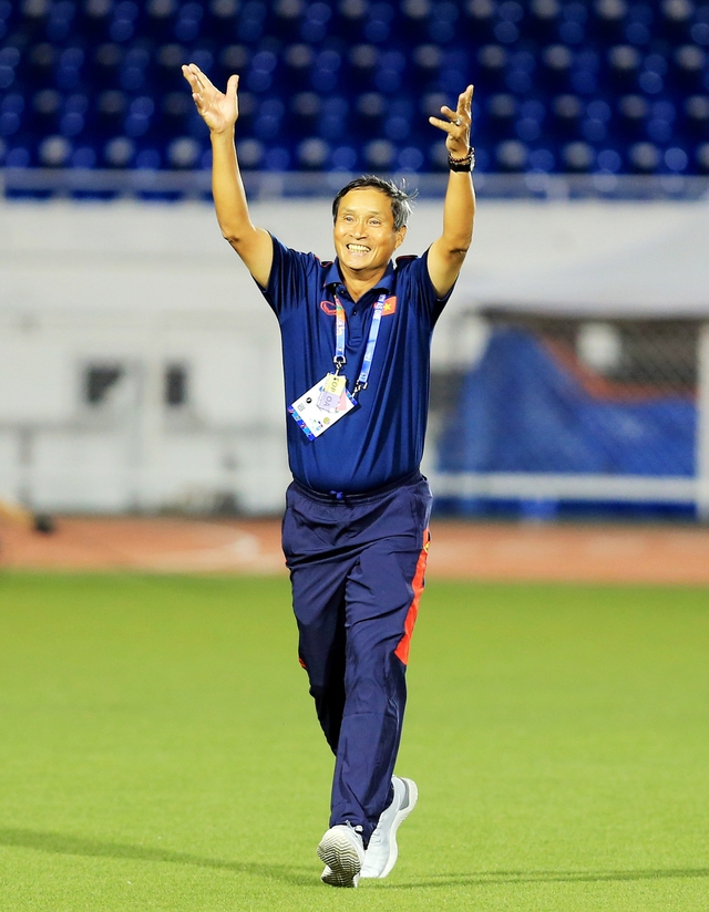 Nụ cười hiền hậu của  HLV Mai Đức Chung khi  đội tuyển nữ VN bảo vệ thành công tấm HCV  SEA Games 31 trên sân nhà