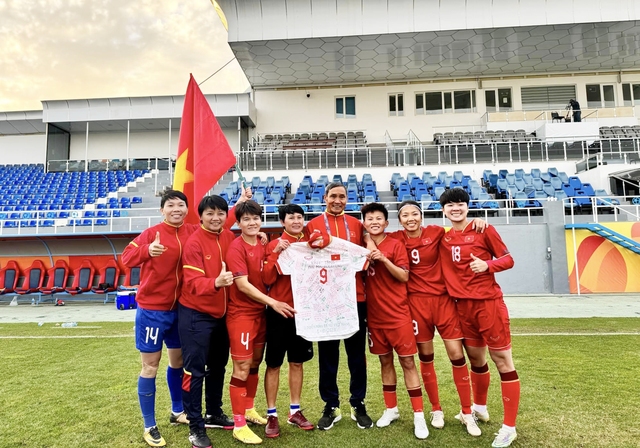 Các học trò ghi tặng những lời từ trái tim lên áo đấu, dành tặng người thầy đáng kính Mai Đức Chung sau trận vòng loại thứ 2 Olympic 2024 giữa đội tuyển nữ VN và Nhật Bản ngày 1.11 ẢNH: THƯ ANH Các học trò ghi tặng những lời từ trái tim lên áo đấu, dành tặng người thầy đáng kính Mai Đức Chung sau trận vòng loại thứ 2 Olympic 2024 giữa đội tuyển nữ VN và Nhật Bản ngày 1.11 ẢNH: THƯ ANH