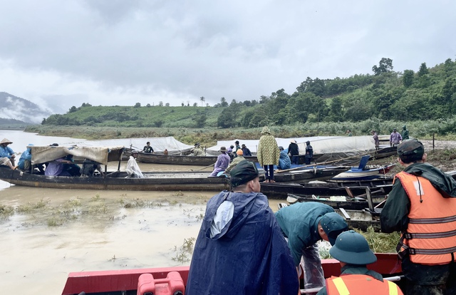 Phú Yên: Tìm kiếm một người mất tích do lật xuồng trên lòng hồ thủy điện - Ảnh 2.