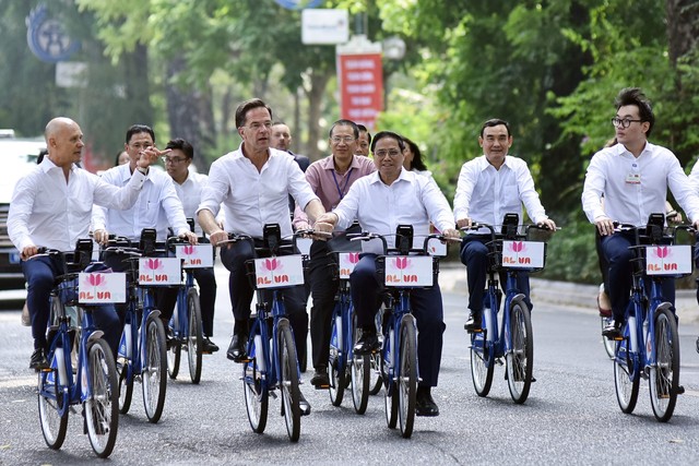 Thủ tướng Phạm Minh Chính và Thủ tướng Hà Lan đạp xe dạo phố Hà Nội - Ảnh 5.