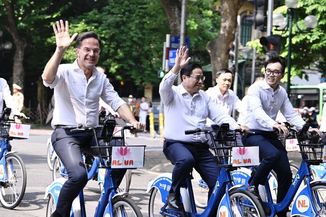 Thủ tướng Phạm Minh Chính và Thủ tướng Hà Lan đạp xe dạo phố Hà Nội - Ảnh 4.