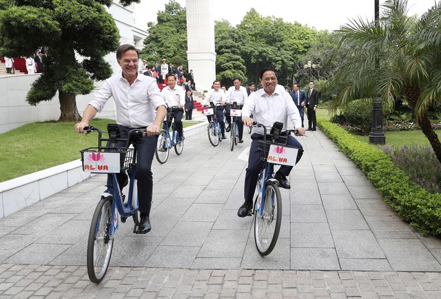 Thủ tướng Phạm Minh Chính và Thủ tướng Hà Lan đạp xe dạo phố Hà Nội - Ảnh 1.