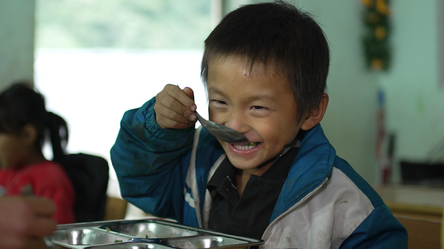 CHIN-SU mang 'Một triệu bữa ăn có thịt' đến học trò nghèo vùng cao Lùng Pủng - Ảnh 2.