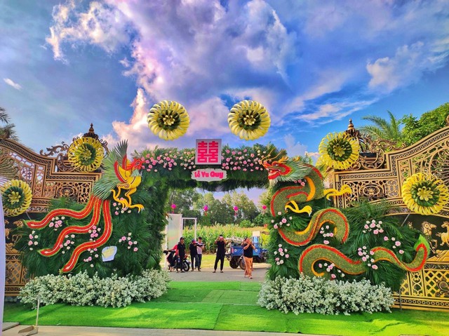 Cổng cưới truyền thống làm từ cây nhà lá vườn miền Tây công phu đến mức nào? - Ảnh 5. Cổng cưới truyền thống làm từ cây nhà lá vườn miền Tây công phu đến mức nào? - Ảnh 5.