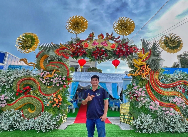 Cổng cưới truyền thống làm từ cây nhà lá vườn miền Tây công phu đến mức nào? - Ảnh 2. Cổng cưới truyền thống làm từ cây nhà lá vườn miền Tây công phu đến mức nào? - Ảnh 2.