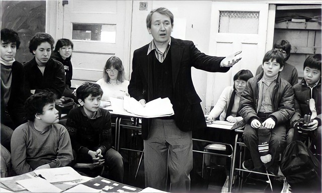 Frank McCourt dạy lớp tiếng Anh tại trường Trung học Stuyvesant vào năm 1983. Ảnh Website tác giả