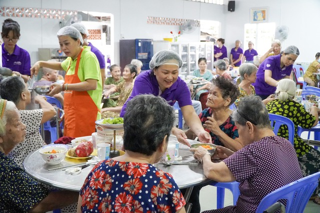 Mondelez Kinh Đô hỗ trợ hơn 27.000 thùng bánh kẹo đến cộng đồng - Ảnh 1.