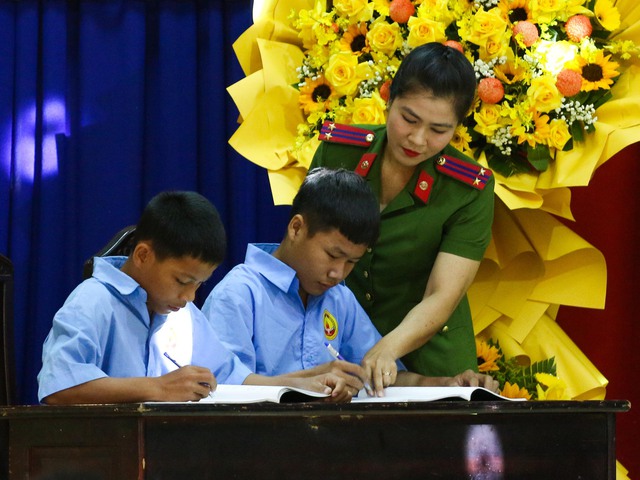 Thầy cô mang quân hàm: Xem học trò 'lầm lạc' như con ruột để cảm hóa - Ảnh 7. Thầy cô mang quân hàm: Xem học trò 'lầm lạc' như con ruột để cảm hóa - Ảnh 7.
