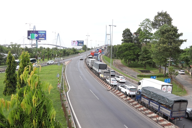 Sau tai nạn khiến 1 người tử vong trên cầu Mỹ Thuận, xe ô tô rời đi - Ảnh 2.