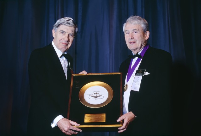 Nhà văn - Nhà giáo Frank McCourt được trao giải thành tựu vào năm 1999