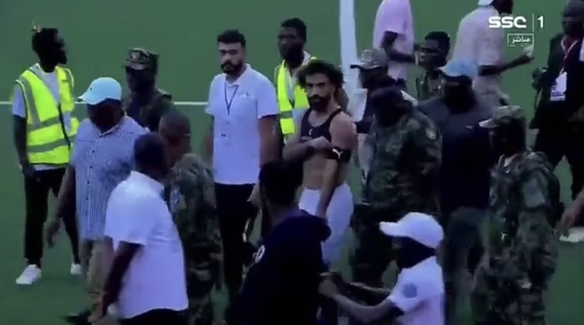 Mohamed Salah bị CĐV tấn công tại vòng loại World Cup 2026 - Ảnh 3. Mohamed Salah bị CĐV tấn công tại vòng loại World Cup 2026 - Ảnh 3.