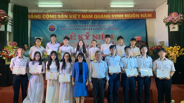 Phú Yên: Trao học bổng cho 51 học sinh nhân Ngày nhà giáo Việt Nam - Ảnh 1.