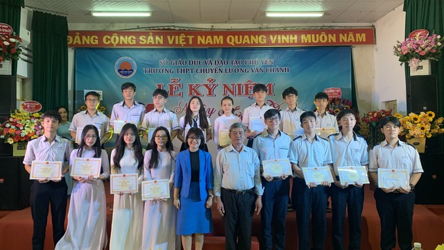 Phú Yên: Trao học bổng cho 51 học sinh nhân Ngày nhà giáo Việt Nam - Ảnh 1. Phú Yên: Trao học bổng cho 51 học sinh nhân Ngày nhà giáo Việt Nam - Ảnh 1.