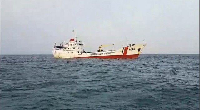 Bình Thuận: Cứu hộ 14 ngư dân trên tàu cá Bình Định chìm trên biển Phú Quý - Ảnh 1.