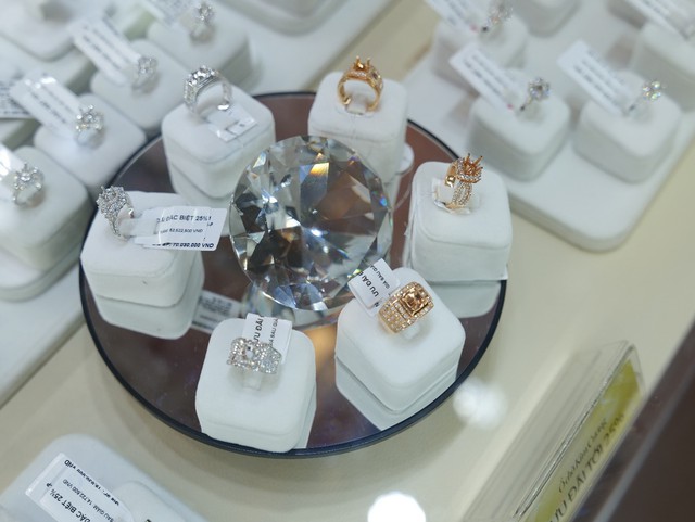 Dấu ấn kết nối khách hàng của DOJI và Thế giới kim cương tại VIJF  - Ảnh 4.