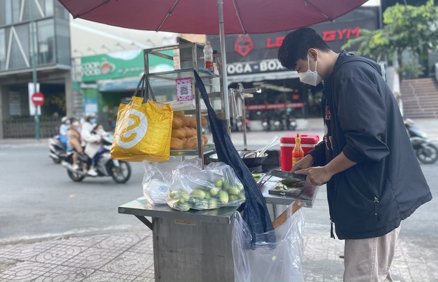 Thời tiết se lạnh, nhiều người cảm thấy ‘chill’ hơn khi ra đường vào sáng sớm - Ảnh 3.