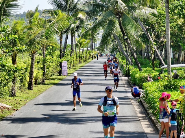 Những khoảnh khắc 'Best in Me' tại giải đấu IRONMAN 70.3 đầu tiên của Phú Quốc - Ảnh 4. Những khoảnh khắc 'Best in Me' tại giải đấu IRONMAN 70.3 đầu tiên của Phú Quốc - Ảnh 4.