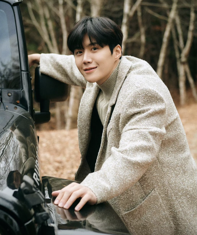 Tài tử 'Điệu cha cha cha làng biển' Kim Seon Ho có fan meeting ở TP.HCM - Ảnh 3. Tài tử 'Điệu cha cha cha làng biển' Kim Seon Ho có fan meeting ở TP.HCM - Ảnh 3.