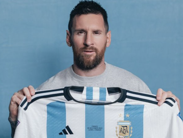 Messi bán đấu giá 6 chiếc áo đấu vô địch World Cup 2022, bao nhiêu tiền? - Ảnh 1.