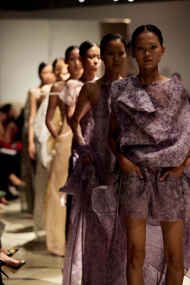 Xuân Hè 2024 - cuộc gặp gỡ của thời trang và hội họa đương đại Việt  - Ảnh 9.