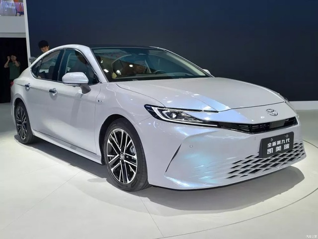 Toyota Camry 2025 phiên bản 'kín cổng cao tường' xuất hiện ở châu Á   - Ảnh 1.