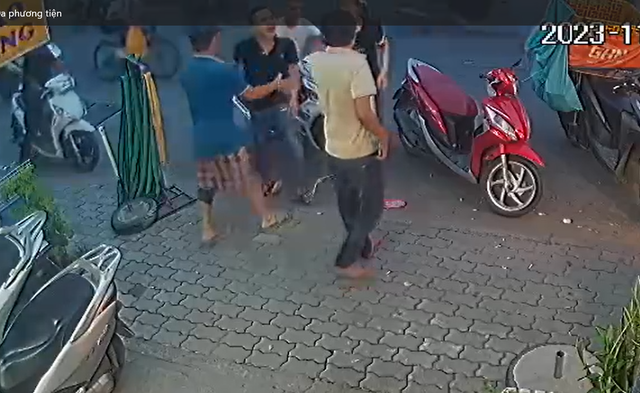 Trích xuất camera truy xét nhóm người tấn công đánh gục người đàn ông trên đường - Ảnh 1.
