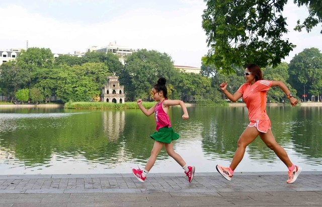 Cô bé lớp 4 lọt mắt xanh “nữ hoàng đi bộ” - Ảnh 2. Cô bé lớp 4 lọt mắt xanh “nữ hoàng đi bộ” - Ảnh 2.