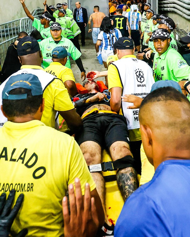 The fan who was beaten in the stands Messi angrily left the field, Argentina won against Brazil - Photo 2.