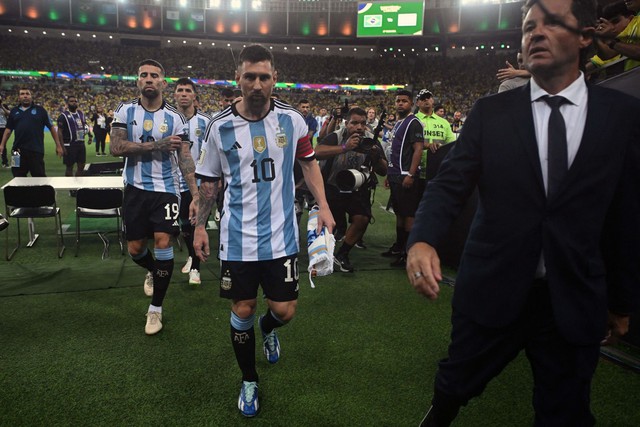 The fan who was beaten in the stands Messi angrily left the field, Argentina won against Brazil - Photo 1.